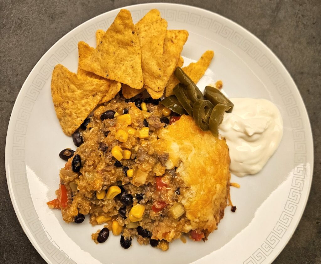Bagt enchiladafad med quinoa og sorte bønne