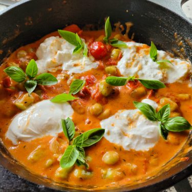 Cremet tomatsauce med gnocchi