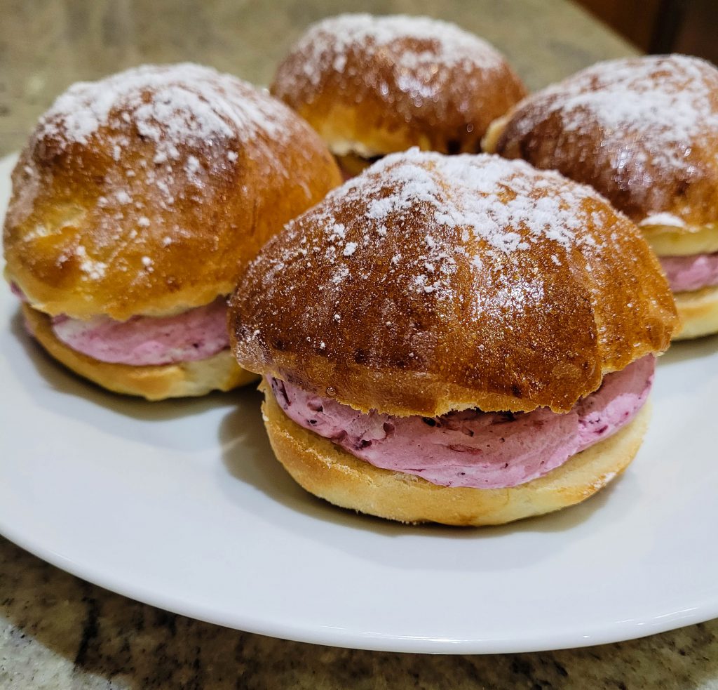 Fastelavnsboller med skovbær