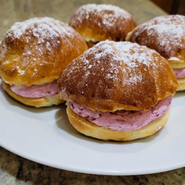 Fastelavnsboller med skovbær