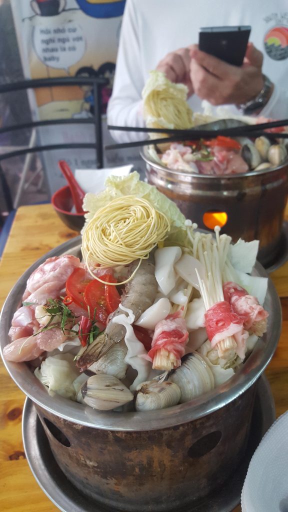 Hot Pot med skaldyr, kylling og grønsager