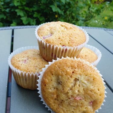 Makronmuffins med rabarber