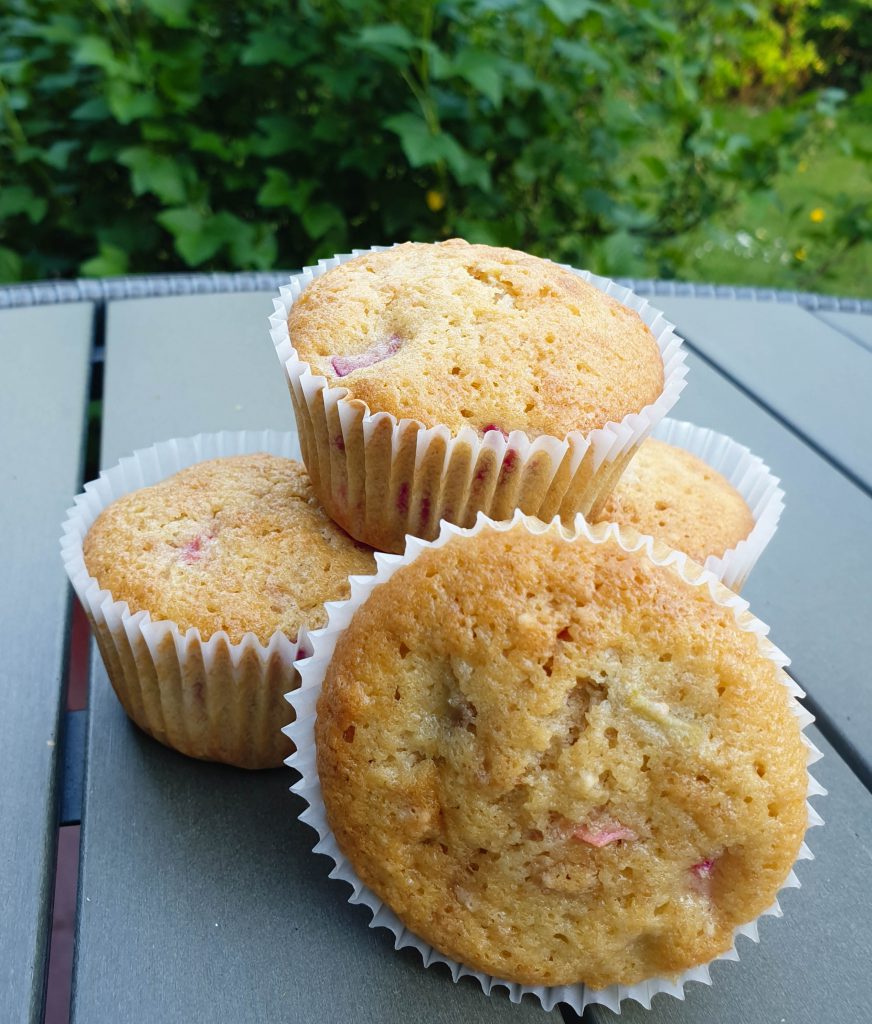 Makronmuffins med rabarber
