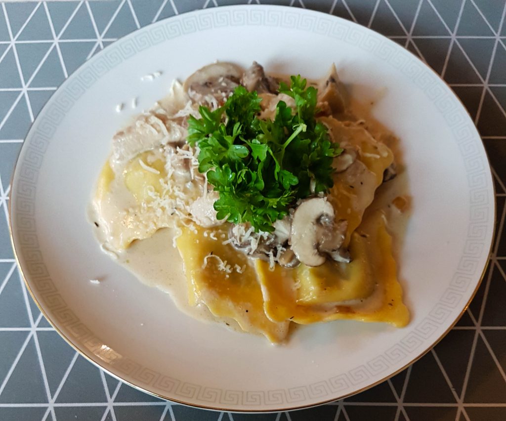 Pasta i svampesovs