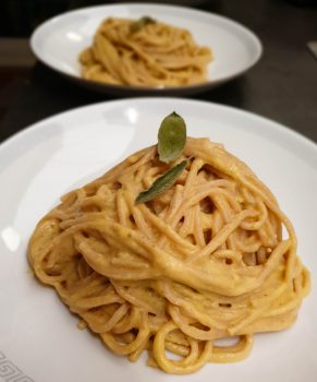 Spaghetti i cremet græskarsovs