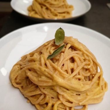 Spaghetti i cremet græskarsovs