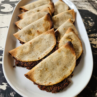 Sprøde tacos med fyld af sorte bønner