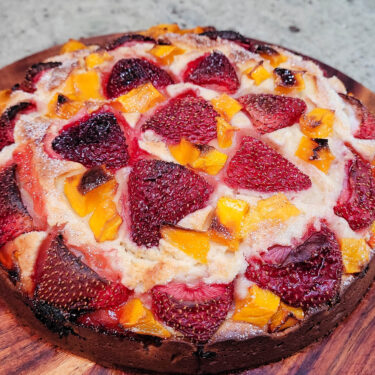 Yoghurtkage med jordbær og fersken